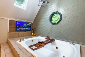 Interior - Lake House near Lookout Mt, Theater, Gym & Arcade (Trenton)