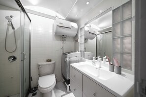 Double Room, City View | Bathroom - Shanghai Moxi Homestay Sports Stadium  (Shanghai)