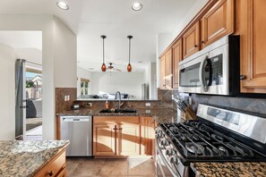 Fridge, microwave, oven, stovetop - 4 bdrm, resort style backyard private pool/hot tub heat included, putting green (San Tan Valley)
