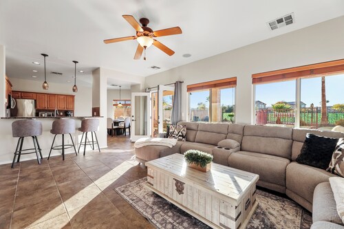 4 bdrm, resort style backyard private pool/hot tub heat included, putting green