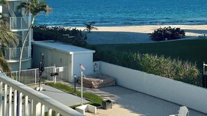 Ein Balkon mit Blick auf den Ozean und einen Sandstrand.