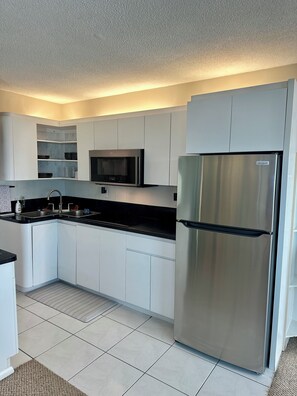 Kühlschrank, Mikrowelle, Herdplatte, Wasserkocher mit Kaffee-/Teezubehör