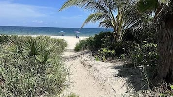 Am Strand, Liegestühle, Strandtücher