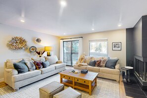 TV, fireplace - Charming Condo with Fireplace, Hot Tub & Easy Ski Access in Fraser, CO (Fraser)