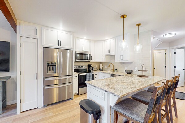 Fridge, microwave, oven, stovetop - Charming Condo with Fireplace, Hot Tub & Easy Ski Access in Fraser, CO (Fraser)