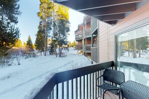 Property grounds - Charming Condo with Fireplace, Hot Tub & Easy Ski Access in Fraser, CO (Fraser)