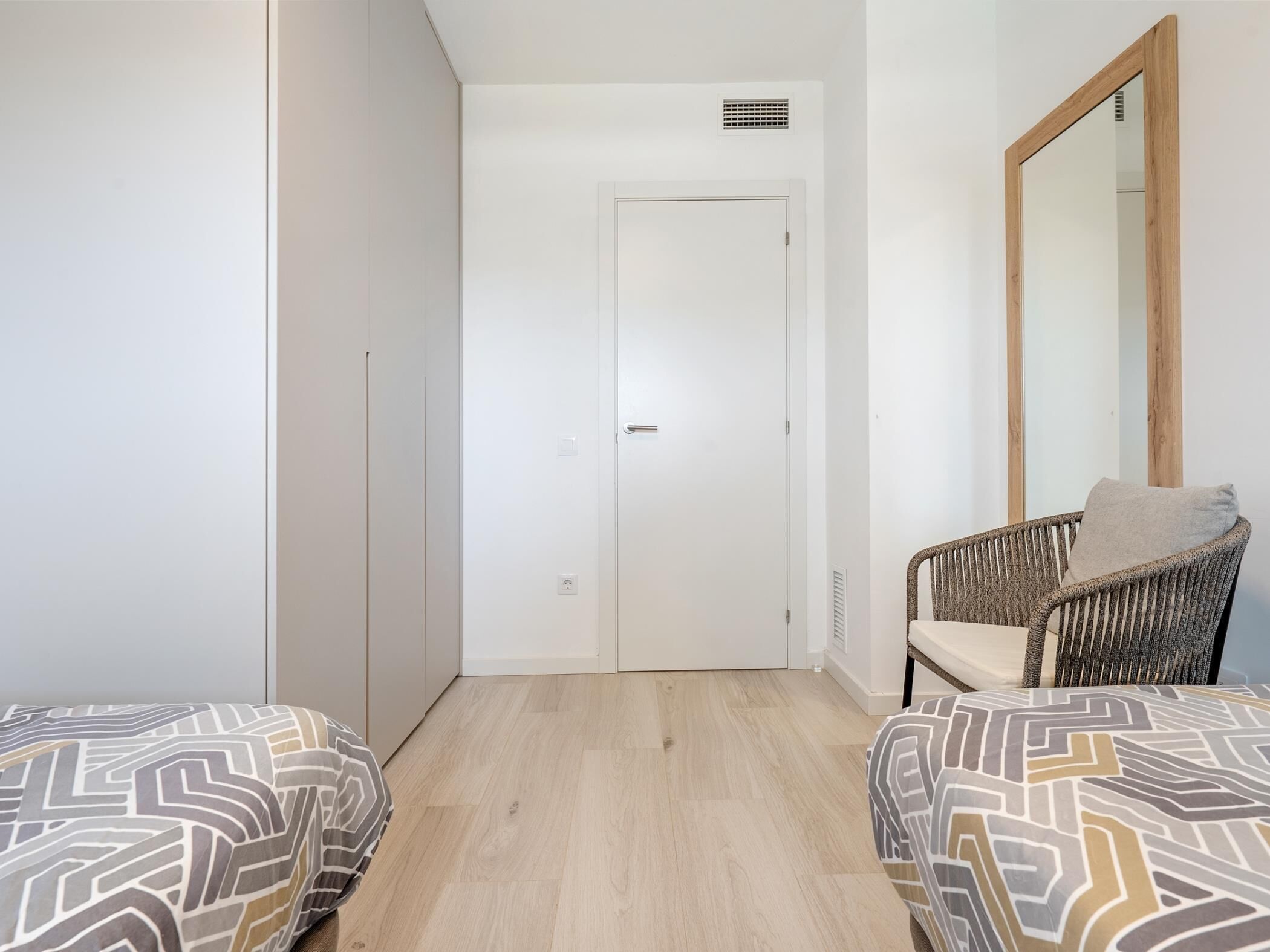 2 slaapkamers, een strijkplank/strijkijzer, internet, beddengoed