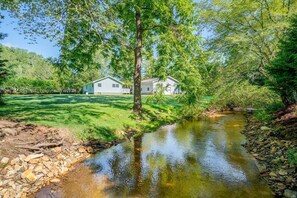 Property grounds - Creekside Cottage in Pisgah Forest (Pisgah Forest)