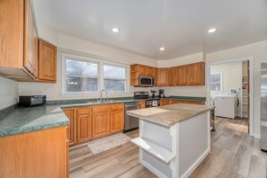 Fridge, microwave, oven, stovetop - Creekside Cottage in Pisgah Forest (Pisgah Forest)