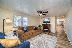 TV - Creekside Cottage in Pisgah Forest (Pisgah Forest)