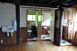 Un bagno con lavandino, WC e zona doccia.
