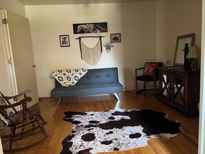 Living area - Spacious 5-bedroom house in charming Owensboro with AC, WiFi (Owensboro)