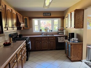 Private kitchen - Spacious 5-bedroom house in charming Owensboro with AC, WiFi (Owensboro)