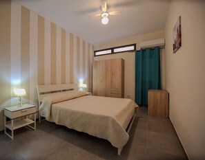 2 slaapkamers, een bureau, wifi, beddengoed