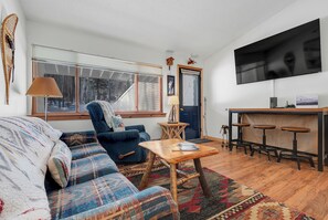 Smart TV, ping pong - Sunrise C-116 Ski in Ski Out Condo (Newry)