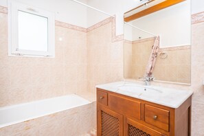 Dusch, hårtork, bidé och handdukar