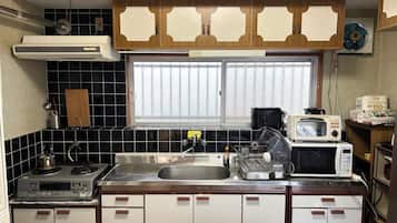 Réfrigérateur, micro-ondes, batterie de cuisine, vaisselle et ustensiles