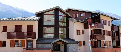 المنشأة من الخارج