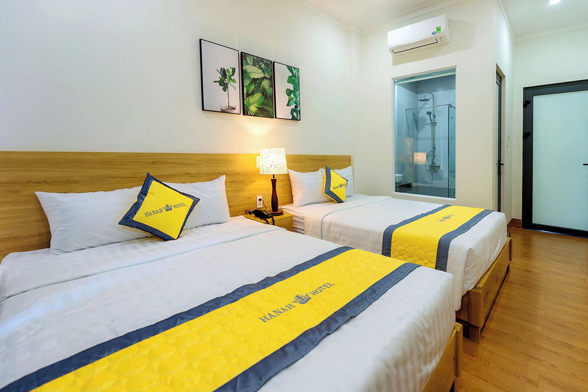 Isi minibar gratis, Wi-Fi gratis, dan seprai linen