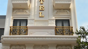 Un edificio con el cartel 