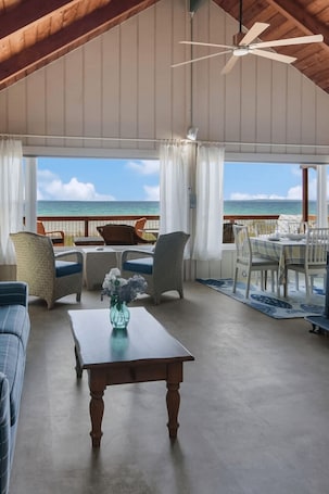 TV, books. Boona Vista | Lake Michigan Beach Front Cottage