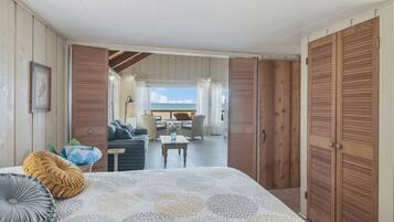 3 soverom, skrivebord, strykejern/-brett og reiseseng for barn