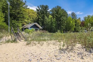 Property grounds - Boona Vista | Lake Michigan Beach Front Cottage (Lake Leelanau)