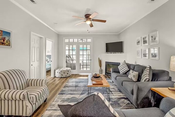 Smart TV, books - Seaside Escape: Pool, Pickleball, Putting Green & More - <2 Miles to the Beach! (Myrtle Beach)