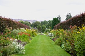 Property grounds - Stables Cottage, Kailzie - sleeping 2 guests in one bedroom (Peebles)