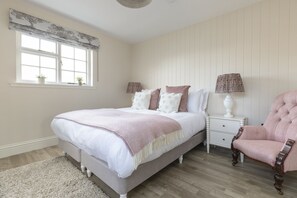 2 bedrooms, travel crib, internet, bed sheets - Honeysuckle Cottage - sleeping 4 guests in 2 bedrooms (Peebles)