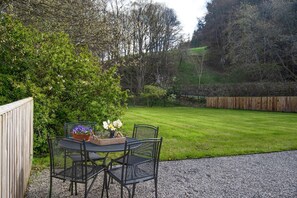Outdoor dining - Honeysuckle Cottage - sleeping 4 guests in 2 bedrooms (Peebles)