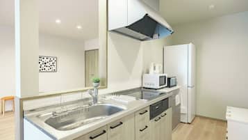 Fridge, microwave, stovetop, cookware/dishes/utensils