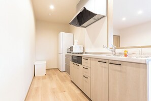 Fridge, microwave, stovetop, cookware/dishes/utensils - Green Peak I is a newly built house in Minamiaso t / Aso-gun Kumamoto (Aso-gun)