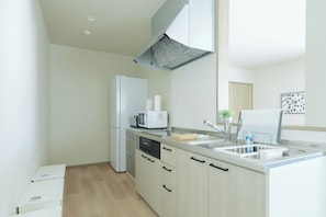 Fridge, microwave, stovetop, cookware/dishes/utensils