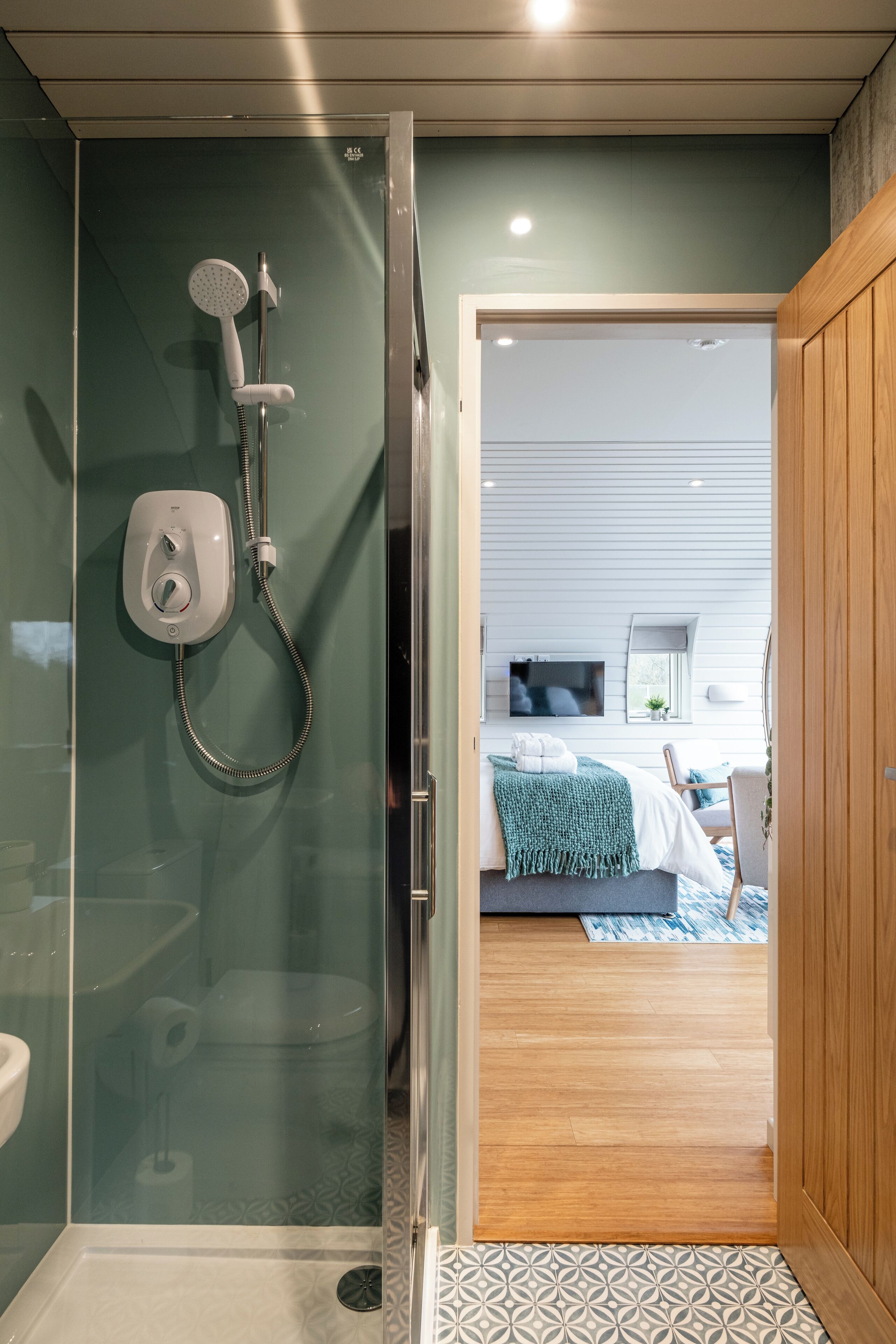 Une salle de bain moderne avec une douche à parois de verre, des toilettes et un lavabo.