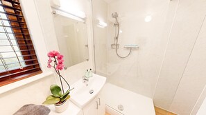 Bruser, hårtørrer, håndklæder, Toiletpapir