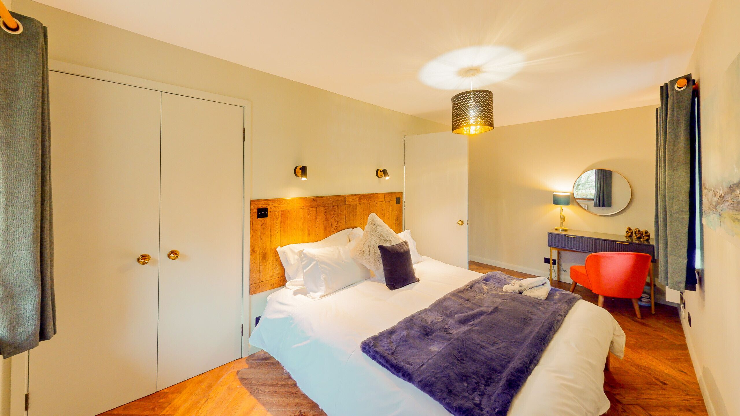 Habitación de hotel con cama, escritorio, silla y baño.