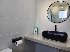 Hair dryer, towels, soap, toilet paper - 5 Star Landed Home Petaling Jaya Seksyen 17, 4-bedroom house with AC and WiFi (Petaling Jaya)
