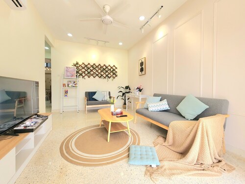 5 Star Landed Home Petaling Jaya Seksyen 17, 4-bedroom house with AC and WiFi