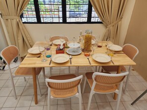 Dining - 5 Star Landed Home Petaling Jaya Seksyen 17, 4-bedroom house with AC and WiFi (Petaling Jaya)