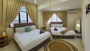 Une chambre d’hôtel avec deux lits, un ventilateur de plafond, un appareil de climatisation et une grande fenêtre avec des rideaux.