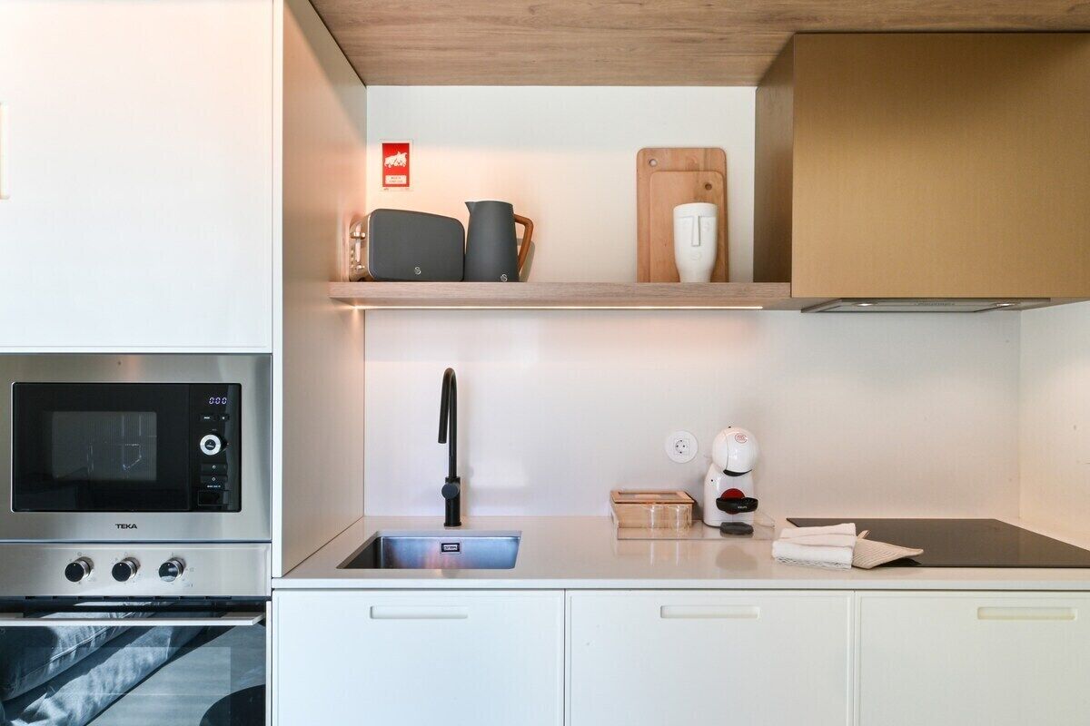 Frigorífico, microondas, horno y placa de cocina