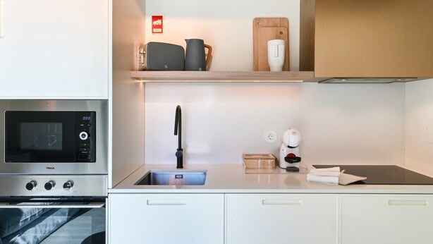 Frigorífico, microondas, horno y placa de cocina
