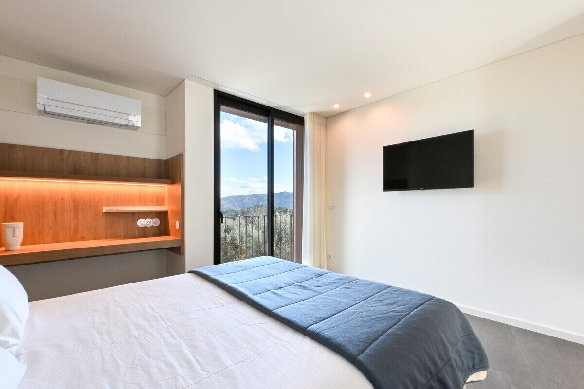 3 habitaciones, escritorio, tabla de planchar con plancha y internet 