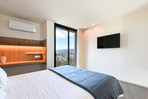 3 bedrooms, desk, iron/ironing board, Internet