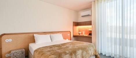 3 bedrooms, desk, iron/ironing board, Internet