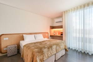 3 bedrooms, desk, iron/ironing board, internet