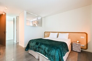 3 bedrooms, desk, iron/ironing board, internet