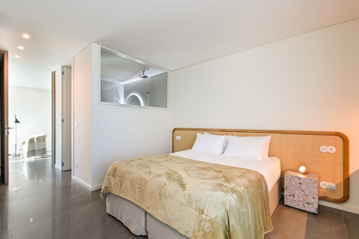 3 habitaciones, escritorio, tabla de planchar con plancha y internet 