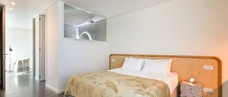 3 habitaciones, escritorio, tabla de planchar con plancha y internet
